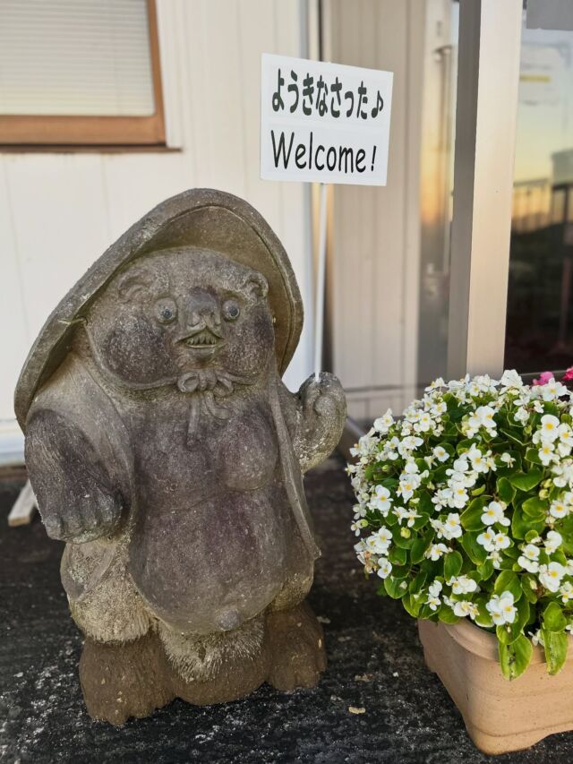 タヌキくんに言葉が付けられ命が吹き込まれました．
専務の技とアイディア光ります♪

取引業者様
お客様
お世話になっている方
地域の方々
この玄関から入ってきて下さるかたへ

感謝の気持ちをこめて
ウェルカム♪です

ぜひぜひ撫でてください．

#タヌキくん
#久保組先先代からの贈り物